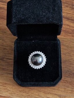 Krásný nový stříbrný prstýnek se zirkony a šedou perlou