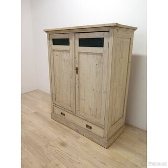 Atypické vertiko/skříň z masivu ve stylu Provence