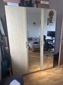Šatní skříň šířky 160cm