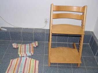 PĚKNÁ MASIVNÍ DŘEVĚNÁ ROSTOUCÍ ŽIDLE STOKKE TRIPP TRAPP