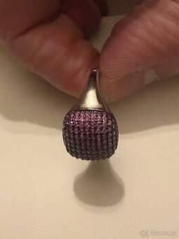 Stříbrný prsten přírodní růžové safíry UV aktivní