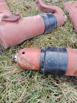 Prodám 2 přední sloupky na přední nápravu traktoru Zetor5611