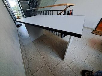 Psací stůl s kontejnerem