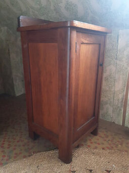 Starožitná skříňka