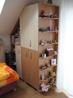 Studentský pokoj, skříně + psací stůl