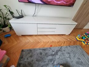 Stolek pod tv