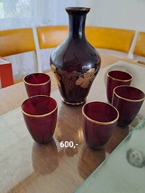 Různé vínové karafy a skleničky