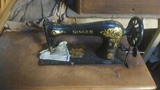Starožitný šlapací šicí stroj Singer, výklopný