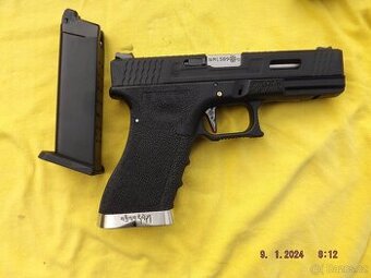 Prodám airsoftovou pistoli, samopal a veškeré vybavení