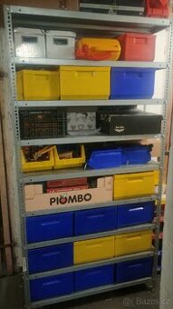Šroubovaný regál na plastové boxy a cokoliv