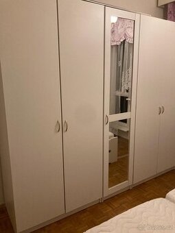 Šatní skříně 2 skříně + malou skříňku.