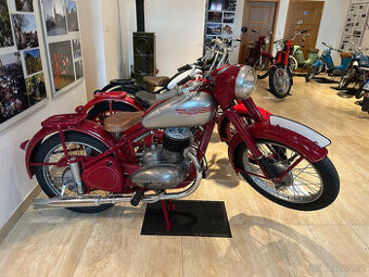 Jawa 250 " pérák " Fr. Janeček + 2 x ČZ 150 C
