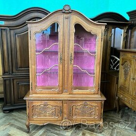 Vitrína zámecká chippendale dubová, 4 dv. , látka