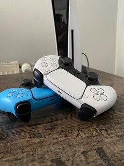Playstation 5 s dvěmi ovladači