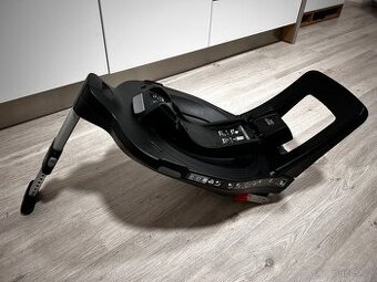 Autosedačka s otočnou základnou