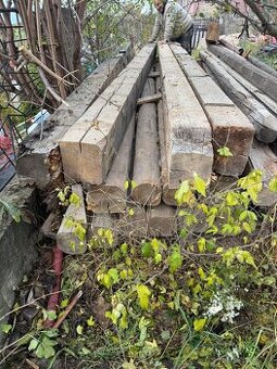 Staré dřevěné trámy