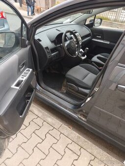 Mazda 5,2 L nafta 7 mistna