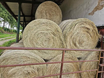 Kulaté balíky sena nezmoklé