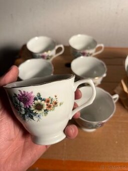 Sada retro šálků s podšálky – Květinový dekor a zlacení