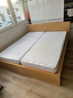 Postel 180x200 včetně roštů a matrací