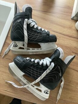 Lední brusle Crowned ATTACK 300