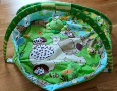 Hrací deka s hračkami zavěšenými na 2 obloucích