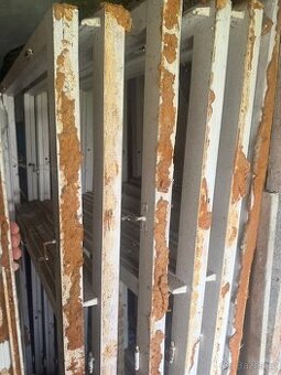 Staré špaletové okna