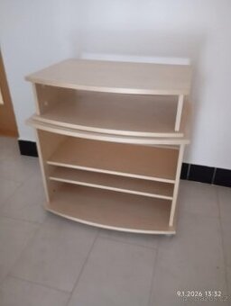 Otočný stolek pod televizi