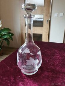 Karafa na víno se zátkou