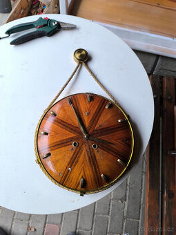Staré hodiny na klíček půlky,mechan.hodiny ne Prim,bicí hod.
