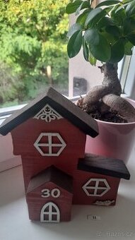 Dřevěný baráček - domeček, kostelík na parapet okna č. 11