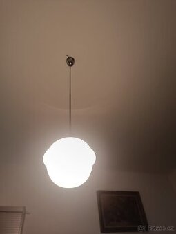 Prvorepublikový lustr po renovaci do vyšších prostor