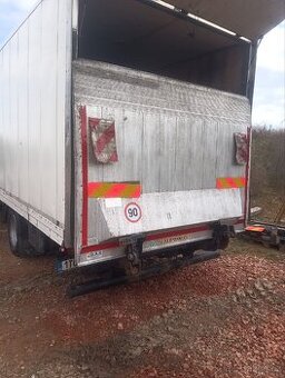 Skříňová nástavba s hydralickým čelem