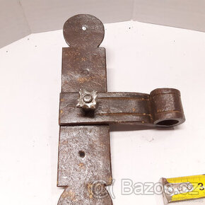 Kovaný pant k vratům nebo dveřím