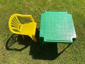 Plastový zelený stolek se žlutou židličkou pro děti