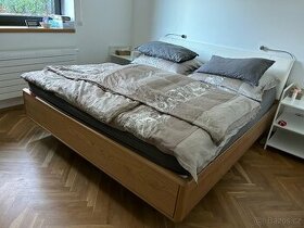 Masivní dřevěná postel vč. matrací a lampiček
