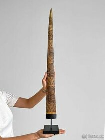 Extra velký ohromující ručně vyřezávaný kel Mečúna, 90cm