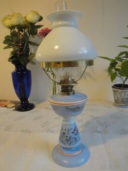 pěkná stará zdobená petrolejová lampa