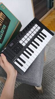 DAW kontrolér NOVATION Launchkey Mini 25 MK4 klávesy