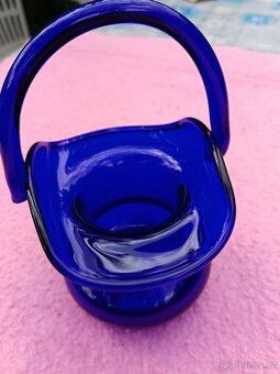 Skleněný modrý košík