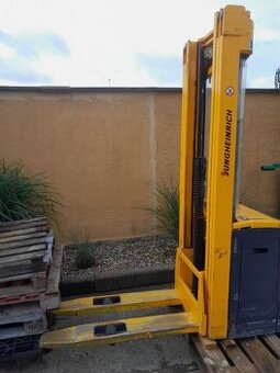 Zvedací zařízení vhodné za traktor nebo jako výtah