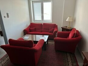 Nábytek ze zrušeného prezidentského apartmá z centra Prahy