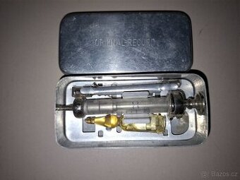 Vintage lékařská sada se injekční stříkačkou