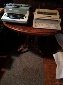 2 psací stroje, jeden paměťový