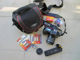 Canon EOS 3000 včetně objektivu, brašny, baterie, filmů atd.