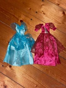 Dvoje šaty na Barbie