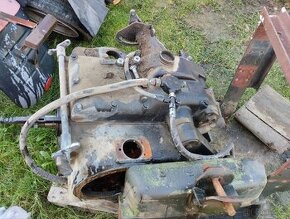 Rozvodovka , víko hydrauliky Zetor