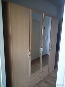 skříň