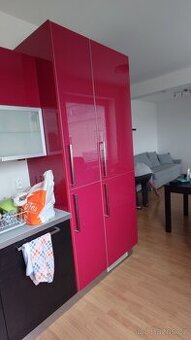Rychle prodáme ikea kuchyň a sladěný stůl + židle dýha