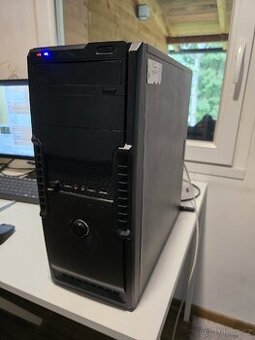 Stolní počítač AMD s Windows 10 a SSD